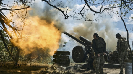 Украински войници стрелят с оръдие край Бахмут, 12 май 2023 г.