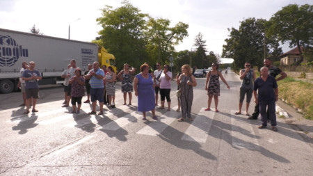 Жителите на свищовското село Совата започнаха ежедневни блокади на пътя
