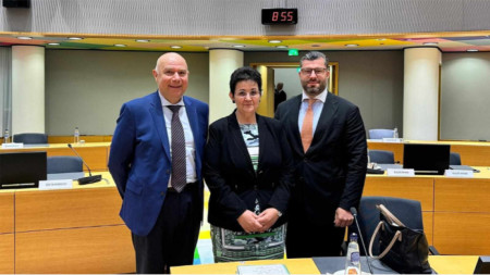 Deputy Prime Minister and Finance Minister Lyudmila Petkova (C) with Bulgarian delegation at ECOFIN in Brusselsл