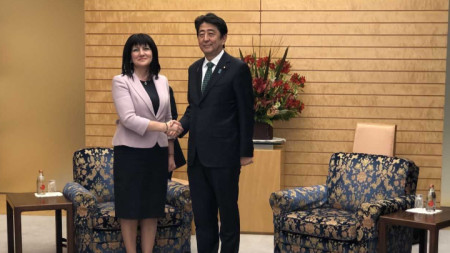 Председателят на Народното събрание Цвета Караянчева и министър-председателят на Япония Шиндзо Абе по време на официалната им среща.