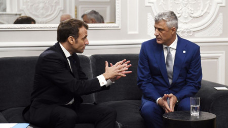 Еманюел Макрон (вляво) и Хашим Тачи на срещата им в Париж.