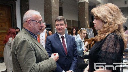 Вицепрезидентът Илияна Йотова с генералния директор на БНР Милен Митев и с директора на програма 