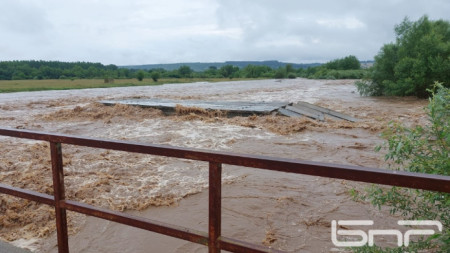 Река Ботуня вече се е прибрала в коритото си, но причинените щети са големи.