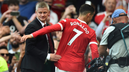 Мениджърът на Манчестър Юнайтед Оле Гунар Солскяер поздравява бившия си съотборник Кристиано Роналдо за двата му гола срещу Нюкасъл.