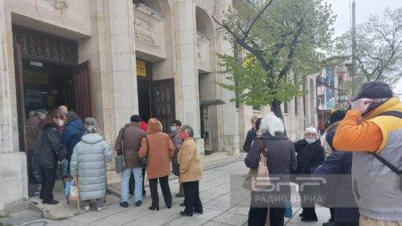 Български пощи ще изплащат пенсиите ръчно по ведомост и през