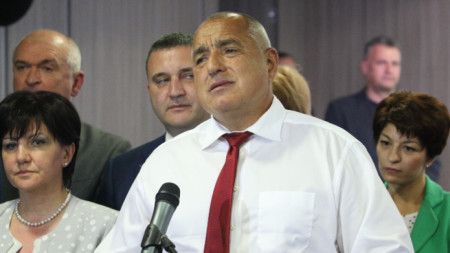 Премиерът Борисов сред съпартийците си на пресконференцията в централата на ГЕРБ.