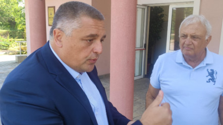 Зам.-министърът на транспорта Димитър Недялков (вляво) обясни мерките за сигурност при превалутирането в село Бели извор.
