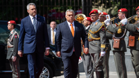 Австрийският канцлер Карл Нехамер (вляво) и унгарският министър-председател Виктор Орбан пред почетния караул по време на церемонията по посрещане преди срещата им в австрийското канцлерство, Виена, 28 юли 2022 г. 