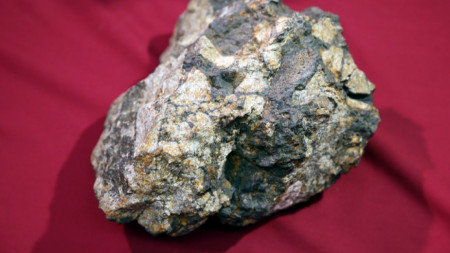 Къс от Челябинския метеорит, който падна в Урал през 2013 г. (с размер 30 на 40 см и тегло около 8 кг)