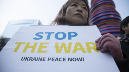 Южнокорейци протестират в Сеул срещу инвазията на Русия в Украйна, 23 февруари 2023 г. 