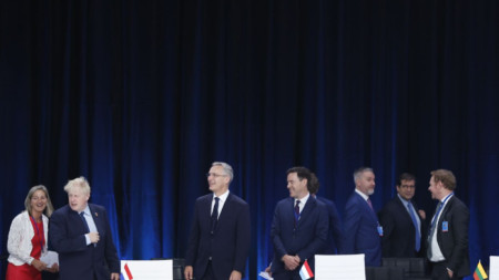 Лидери на срещата на върха на НАТО в Мадрид преди подписването на писмо за ангажимент за Фонда за иновации