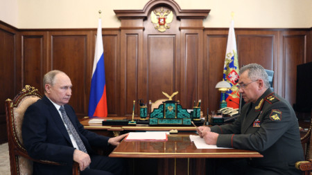 Президенттът на Русия Владимир Путин (вляво) и министърът на отбраната на Руската федерация Сергей Шойг,у - Кремъл, 17 април 2023