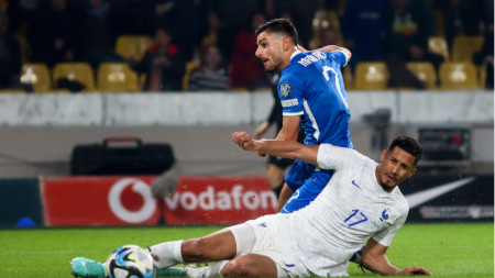 Масурас от Гърция е повалил авторът на гола за Франция за 2:2 Фофана.