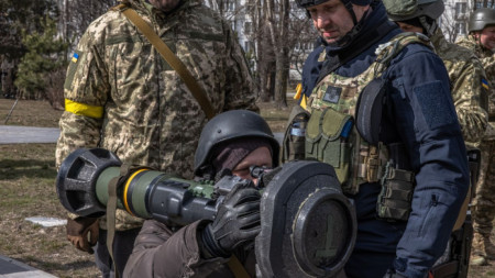 Член на Териториалната отбрана на Украйна се обучава да използва противотанков ракетен комплекс „Джавелин“ в Киев, 9 март 2022 г.