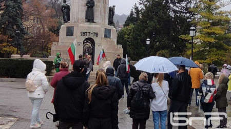 Пред паметника 