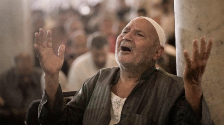 Мъж в Египет по време на молитва за жертвите на наводненията в Либия и на земетресението в Мароко.