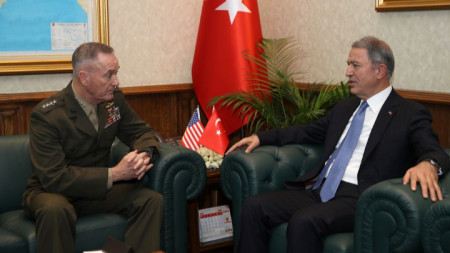 Турският министър на отбраната Хулуси Акар и ръководителя на Съвета на началник-щабовете на САЩ ген. Джоузеф Дънфорд на срещата им в Анкара късно вечерта във вторник.