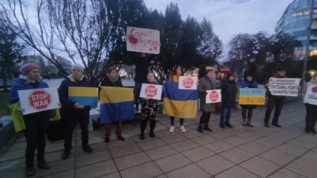 В Бургас украински граждани протестираха срещу войната пред паметника Альоша