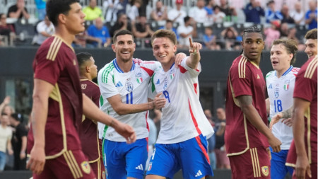 Ретеги (№9) празнува победния си гол за Италия заедно с Пелегрини.