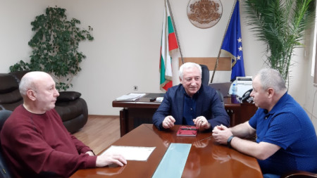 Директорът на РЗИ-Видин д-р Венцислав Владински (вляво) се срещна с областния управител Огнян Асенов и заместник областния управител Шишман Чаушев.