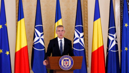 Столтенберг говори на пресконференция в след срещата си с румънския президент Йоханис в президентския дворец Котрочени в Букурещ, 28 ноември 2022 г. 