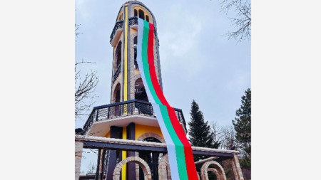 30-метров флаг посреща 3-ти март на камбанарията до Монумента в Хасково