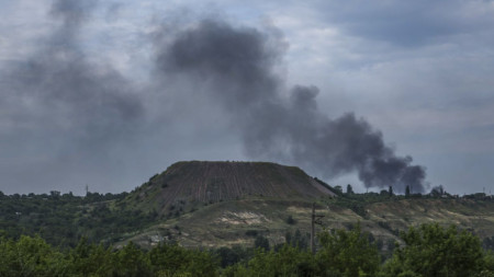 Дим от обстрел край депо за отпадъци на мина край Лисичанск, Луганска област на Украйна, 18 юни 2022 г.