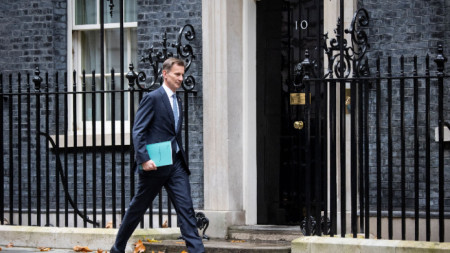 Британският министър на финансите Джереми Хънт се отправя от Даунинг стрийт към парламента, за да направи есенното си изявление пред депутатите от Камарата на представителите, Лондон, 17 ноември 2022 г. 
