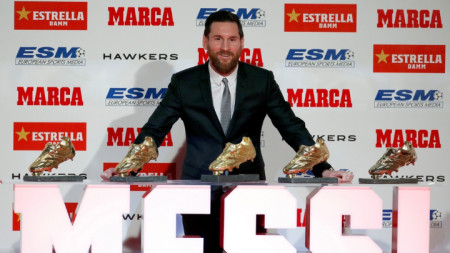 Лео Меси позира с петте си златни обувки.