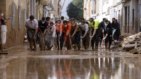 Доброволци разчистват след наводненията във Валенсия, ноември 2024 г.