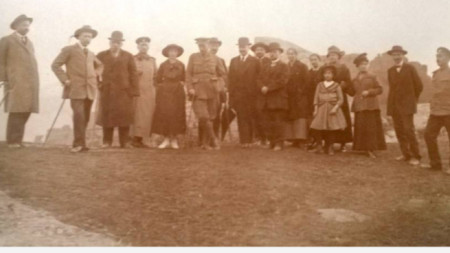 El batido de las estacas en la nueva línea fronteriza, en algún lugar cerca de Belogradchik.