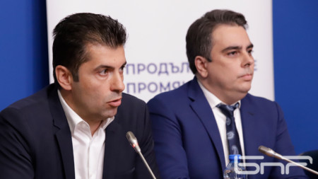 Премиерът Кирил Петков и вицепремиерът и министър на финансите Асен Василев