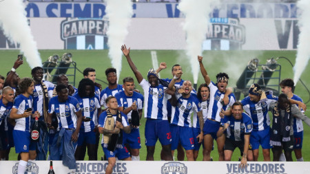 Футболистите на Порто ликуват след спечелването на първенството.