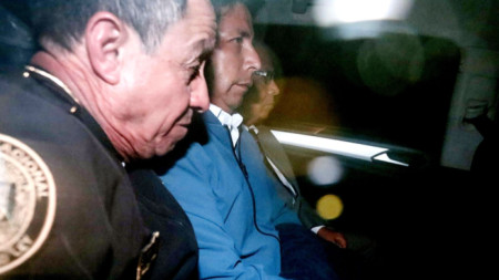Президентът на Перу Педро Кастильо (в средата) бе задържан в Лима на 7 декември, след като бе отстранен от Конгреса, който той се опита да разпусне