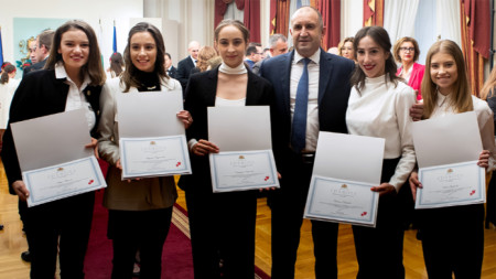 Cumhurbaşkanı Rumen Radev ve Bulgar Ritmik Jimnastik Milli Takımı kızları 
