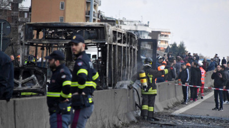 Подпаленият автобус край Милано.