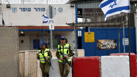 Израелска охрана охранява военния затвор Офер близо до Ерусалим, Израел, 25 ноември 2023 г., преди очакваното освобождаване на палестински затворници. 