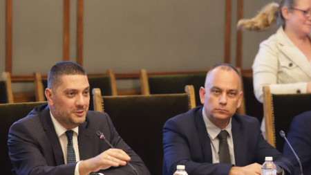 Председателят на парламентарната комисия по отбрана Христо Гаджев (вляво)