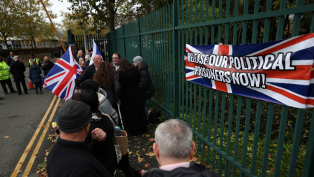 Поддръжниците на Томи Робинсън са пред съда (Woolwich Crown Court) в Лондон, чакайки решението му, архив, 28 октомври 2024 г.