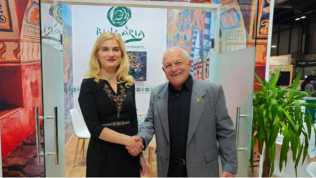 Bulgaria’s Minister of Tourism Zaritsa Dinkova (L)