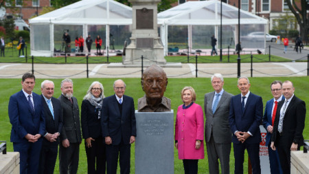 Снимка от откриването в Белфаст на бюста на бившия американски сенатор Джордж  Мичъл (вляво от бюста) Хилари и Бил Клинтън (вдясно) и бившият британски премиер Тони Блеър - Белфаст, 17 април 2023