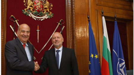 Посланикът на САЩ в България Кенет Мертен (вляво) е министърът на отбраната Тодор Тагарев - София, 26 юни 2023