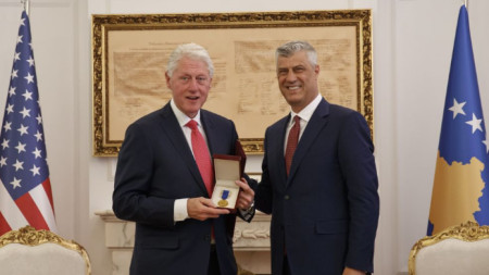 Бил Клинтън (вляво) получи отличието от президента на Косово Хашим Тачи.