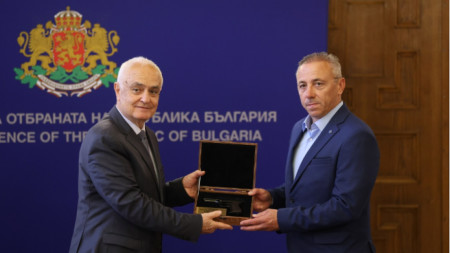 Министър Запрянов връчва наградата на Илиев.