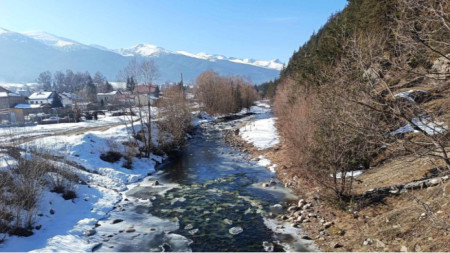 El río Cherni Osam bordeando el pueblo de Govedartsi 