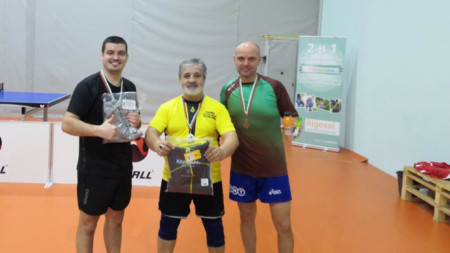 Петър Тодоров (с жълтата фланелка) победи на финала Пенчо Иванов (вляво).