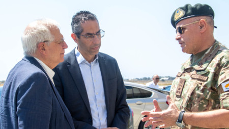 Жозеп Борел (ляво) с кипърския министър на отбраната Савас Ангелидис (в средата).