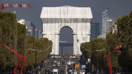 Стотици хора се стекоха за да разгледат опакованата Триумфална арка