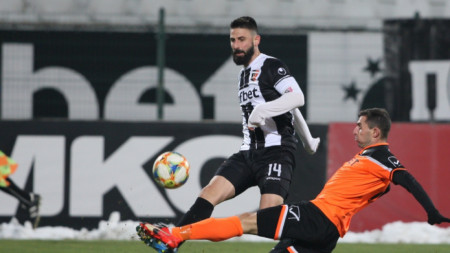 Димитър Илиев отбеляза двата гола за Локомотив.