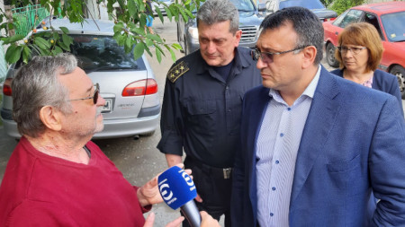 Министърът на вътрешните работи Младен Маринов посети Казанлък и се срещна със семейството, чиято къща бе почти унищожена от мълния.